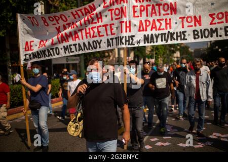 Athen, Grèce. 10 juin 2021. Les manifestants portent une bannière pendant une grève générale de 24 heures. Les syndicats ont appelé jeudi à une grève de 24 heures en Grèce pour protester contre une réforme prévue du droit du travail. Credit: Angelos Tzortzinis/dpa/Alay Live News Banque D'Images