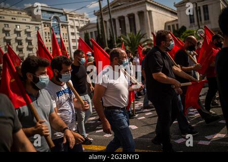 Athen, Grèce. 10 juin 2021. Les manifestants portent un drapeau pendant une grève générale de 24 heures. Les syndicats ont appelé jeudi à une grève de 24 heures en Grèce pour protester contre une réforme prévue du code du travail. Credit: Angelos Tzortzinis/dpa/Alay Live News Banque D'Images