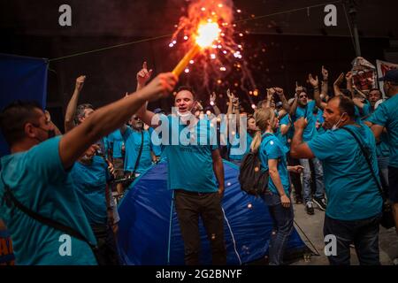 Athen, Grèce. 10 juin 2021. Les employés branchient et crient des slogans lors d'une grève générale de 24 heures. Les syndicats ont appelé jeudi à une grève de 24 heures en Grèce pour protester contre une réforme prévue du code du travail. Credit: Angelos Tzortzinis/dpa/Alay Live News Banque D'Images