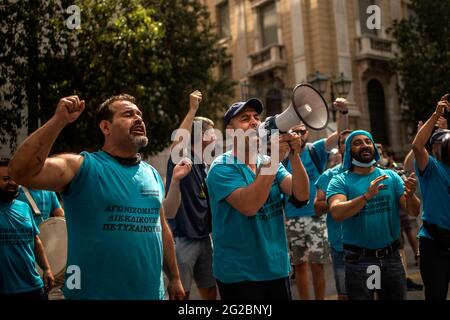 Athen, Grèce. 10 juin 2021. Les employés branchient et crient des slogans lors d'une grève générale de 24 heures. Les syndicats ont appelé jeudi à une grève de 24 heures en Grèce pour protester contre une réforme prévue du code du travail. Credit: Angelos Tzortzinis/dpa/Alay Live News Banque D'Images