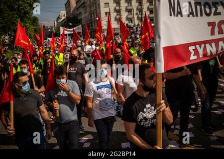 Athen, Grèce. 10 juin 2021. Les manifestants portent un drapeau pendant une grève générale de 24 heures. Les syndicats ont appelé jeudi à une grève de 24 heures en Grèce pour protester contre une réforme prévue du code du travail. Credit: Angelos Tzortzinis/dpa/Alay Live News Banque D'Images