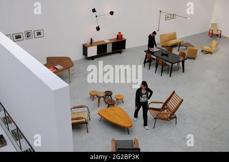 FRANCE, PARIS (75) 11 ÈME ARRONDISSEMENT, QUARTIER BASTILLE, GALERIE PATRICK SEGUIN, MOBILIER D'ÉPOQUE Banque D'Images