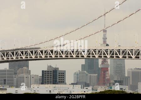 Une partie du pont Rainbow peut être vue, avec le trafic traversant, et la Tour de Tokyo en arrière-plan Banque D'Images