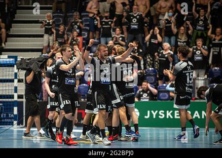 Silkeborg, Danemark. 08 juin 2021. Les joueurs de Bjerringbro-Silkeborg célèbrent la victoire après le match danois HTH Herreligien entre Bjerringbro-Silkeborg et Aalborg Handball à la JYSK Arena de Silkeborg. (Crédit photo: Gonzales photo - Morten Kjaer). Banque D'Images