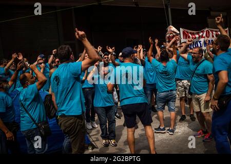 Athen, Grèce. 10 juin 2021. Les manifestants chantent lors d'une grève générale de 24 heures. Les syndicats ont appelé jeudi à une grève de 24 heures en Grèce pour protester contre une réforme prévue du droit du travail. Credit: Angelos Tzortzinis/dpa/Alay Live News Banque D'Images