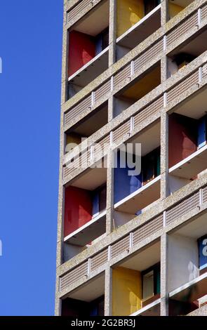 FRANCE. LOIRE-ATLANTIQUE (44) REZE (BANLIEUE DE NANTES) LA MAISON RADIEUSE (BÂTIMENT CONSTRUIT EN 1953-1954 PAR L'ARCHITECTE LE CORBUSIER) Banque D'Images