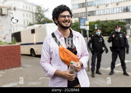 Moscou, Russie - 09 juin 2021, des gens sont venus au tribunal de Basmanny pour soutenir les étudiants arrêtés dans l'affaire Doxa. Armen Aramyan, rédacteur en chef du magazine Doxa Banque D'Images