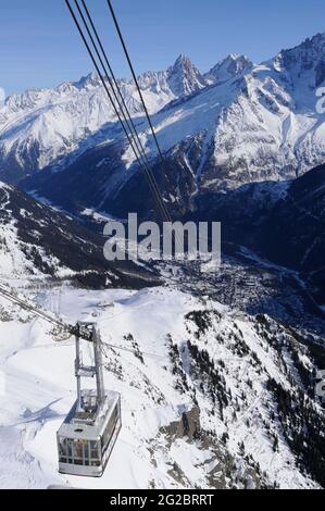 FRANCE. HAUTE-SAVOIE (74) MONT-BLANC (CHAMONIX). STATION DE SKI DE BREVENT. TELEFERIC (EN ARRIÈRE-PLAN LES AIGUILLES DE CHARDONNET ARGENT Banque D'Images