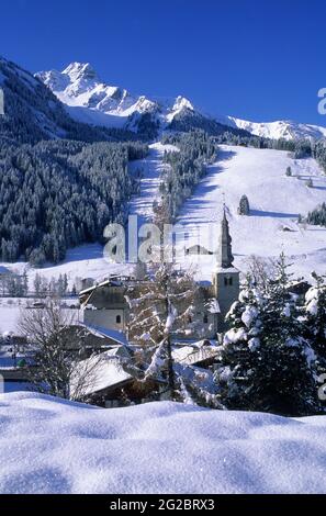 FRANCE. HAUTE-SAVOIE (74) VALLÉE DE L'ABONDANCE. DOMAINE SKIABLE DES PORTES DU SOLEIL. VILLAGE DE LA-CHAPELLE-D'ABONDANCE Banque D'Images