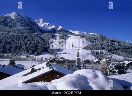 FRANCE. HAUTE-SAVOIE (74) VALLÉE DE L'ABONDANCE. DOMAINE SKIABLE DES PORTES DU SOLEIL. VILLAGE DE LA-CHAPELLE-D'ABONDANCE Banque D'Images