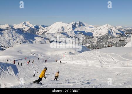 FRANCE. HAUTE-SAVOIE (74) VALLÉE DE L'ABONDANCE. VILLAGE DE CHATEL (LINGA PRÉ-LA-JOUX DANS LE DOMAINE SKIABLE DES PORTES DU SOLEIL). PENTE COMBES Banque D'Images