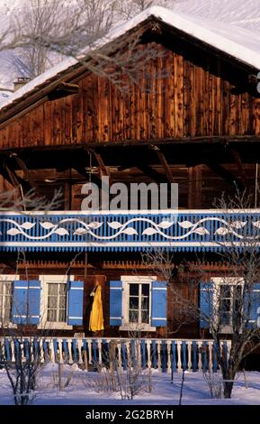 FRANCE. HAUTE-SAVOIE (74) VALLÉE DE L'ABONDANCE. DOMAINE SKIABLE DES PORTES DU SOLEIL. VILLAGE DE LA-CHAPELLE-D'ABONDANCE. FERME TYPIQUE DE LA VALLÉE Banque D'Images