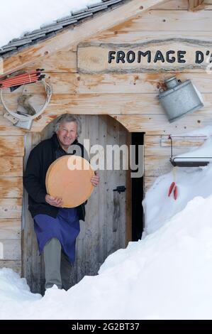 FRANCE. HAUTE-SAVOIE (74) VALLÉE DE L'ABONDANCE. VILLAGE DE CHATEL (LINGA PRÉ-LA-JOUX DANS LE DOMAINE SKIABLE DES PORTES DU SOLEIL). PLAINE DRANSE HAMEAU CHEZ DENIS - L. Banque D'Images