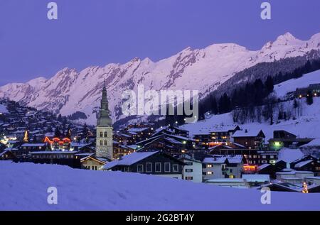 FRANCE. HAUTE-SAVOIE (74) MONTAGNE D'ARAVIS. STATION DE SKI DE LA CLUSAZ. Banque D'Images