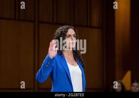 Washington, États-Unis d'Amérique. 09e juin 2021. Christine Abizaid est assermentée lorsqu'elle comparaît devant une audience du Comité sénatorial des renseignements pour sa nomination au poste de directrice du Centre national de lutte contre le terrorisme, Bureau du directeur du renseignement national, dans l'édifice Hart du Bureau du Sénat à Washington, DC, le mercredi 9 juin 2021. Crédit: Rod Lamkey/CNP/Sipa USA crédit: SIPA USA/Alay Live News Banque D'Images