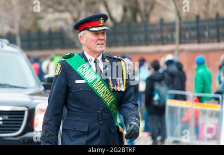 Bill Blair, chef de police de Toronto, qui organise et marche à la parade de la Saint-Patrick, la culture irlandaise est la sienne Banque D'Images