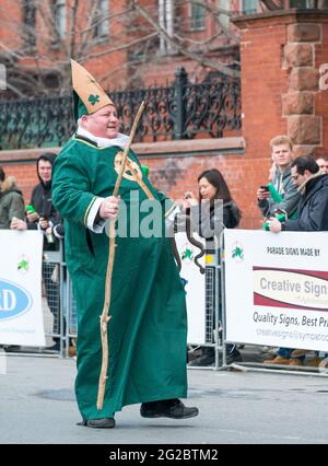 Défilé de la Saint-Patrick participant joyeux habillé comme St. Patrick lui-même, le Toronto multiculturel apprécie la culture irlandaise comme sa propre Banque D'Images