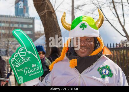 Afro-américain appréciant la 28e édition de la parade de la Saint-Patrick qui est la quatrième plus grande célébration de ce genre dans le monde. Banque D'Images