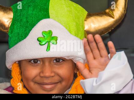 Enfant portant un chapeau de lepretchun lors de la 28e édition de la parade de la Saint-Patrick, qui est la quatrième plus grande célébration du genre au monde. Banque D'Images