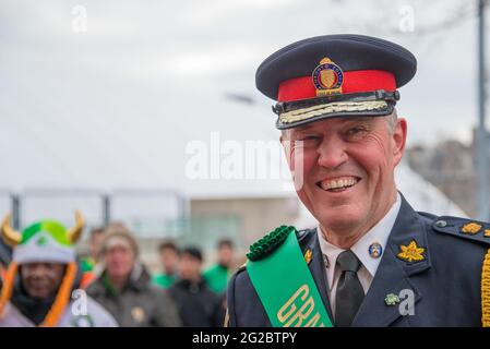 Bill Blair, chef de la police de Toronto, dirige la 28e édition de la parade de la Saint-Patrick à titre de Grand maréchal Banque D'Images