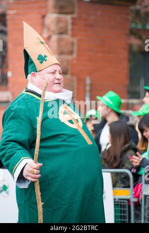 Le grand homme s'est habillé en vert complet lors de la 28e édition de la parade de la Saint-Patrick, qui est la quatrième plus grande célébration du genre au monde Banque D'Images