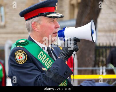 Bill Blair, chef de la police de Toronto, dirige la 28e édition de la parade de la Saint-Patrick à titre de Grand maréchal Banque D'Images