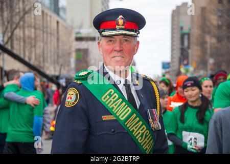 Bill Blair, chef de la police de Toronto, dirige la 28e édition de la parade de la Saint-Patrick à titre de Grand maréchal Banque D'Images