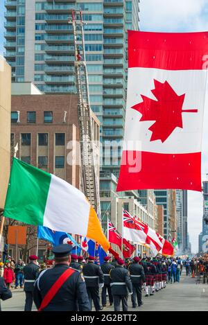 Drapeau irlandais et drapeau canadien lors de la 28e édition de la parade de la Saint-Patrick, qui est la quatrième plus grande célébration du genre au monde. Banque D'Images