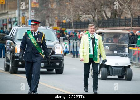 Le maire de Toronto, John Tory, et le chef de police, Bill Blair, ont pris part au défilé de la Saint-Patrick, et le Toronto, multiculturel, apprécie la culture irlandaise Banque D'Images