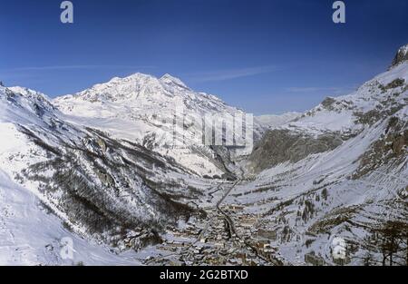 FRANCE. SAVOIE (73) STATION DE SKI VAL D'ISÈRE (HAUTE-TARENTAISE) DANS LE MASSIF DE LA VANOISE. ESPACE KILLY. PANORAMA DU VILLAGE DEPUIS LES PISTES DE SOLAISE Banque D'Images