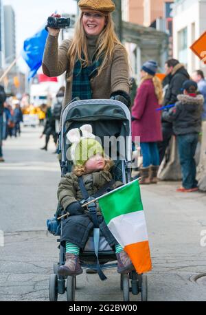 Enfant en poussette avec un drapeau irlandais lors de la 28e édition de la parade de la Saint-Patrick, qui est la quatrième plus grande célébration du genre au monde Banque D'Images