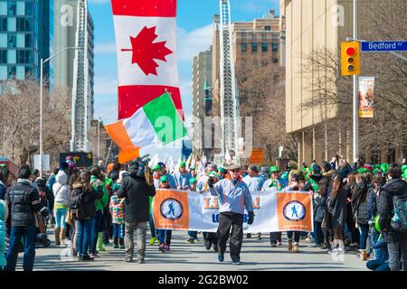 Drapeau irlandais et drapeau canadien lors de la 28e édition de la parade de la Saint-Patrick, qui est la quatrième plus grande célébration du genre au monde. Banque D'Images