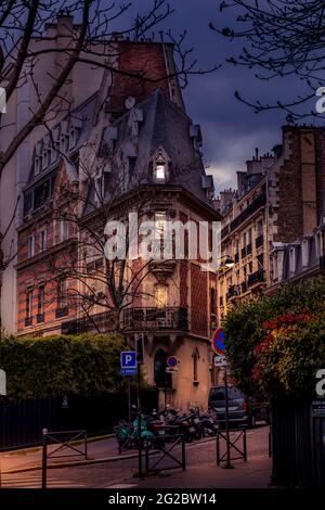 Paris, France - 22 mars 2021 : beau bâtiment parisien dans un quartier chic (16ème arrondissement) de paris Banque D'Images