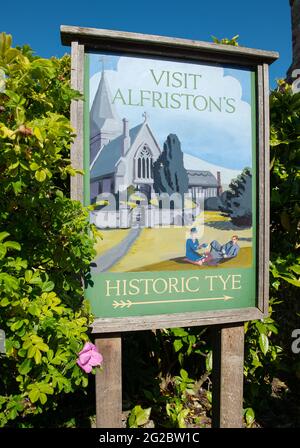 Panneau d'affichage de village de style ancien, demandant au touriste de visiter le Tye historique à Alfriston dans East Sussex. Banque D'Images