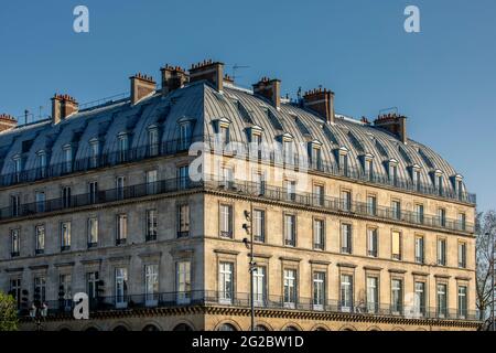 Paris, France - 31 mars 2021 : magnifique bâtiment parisien près du jardin des Tuileries à Paris Banque D'Images