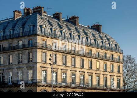 Paris, France - 31 mars 2021 : magnifique bâtiment parisien près du jardin des Tuileries à Paris Banque D'Images