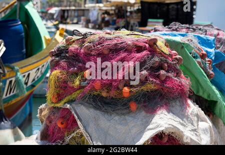 Filets de pêche préparés pour la pêche dans le village maltais typique de Marsaxlokk. Filets de pêche de gros plan Banque D'Images