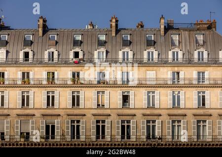 Paris, France - 31 mars 2021 : magnifique bâtiment parisien près du jardin des Tuileries à Paris Banque D'Images