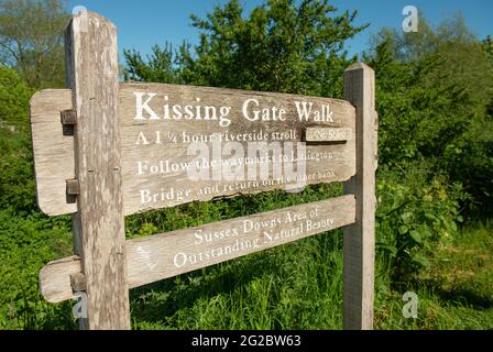 Alfriston, East Sussex, Royaume-Uni. 5 juin 2021. Le panneau en bois de la porte de Kissing est situé à Alfriston, dans l'est du Sussex. Banque D'Images