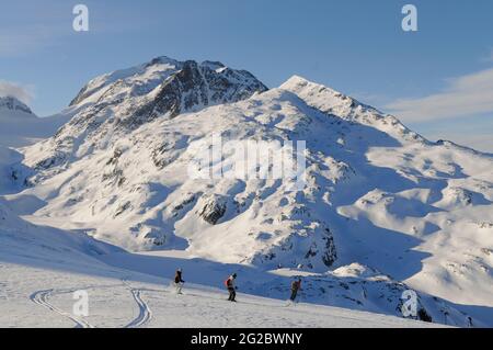 FRANCE. SAVOIE (73) PAYS DE LA MAURIENNE (DOMAINE SKIABLE DES SYBELLES). SAINT-SORLIN-D'ARVES. SKI HORS PISTE AVEC UN GUIDE DE MONTAGNE DEPUIS LE SOMMET DE PERRONS Banque D'Images