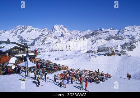 FRANCE. SAVOIE (73) VALLÉE DE TARENTAISE. DOMAINE SKIABLE DE TROIS VALLEES. STATION DE SKI DE COURCHEVEL. LE RESTAURANT PANORAMIQUE MOUNTAIN ET LES PENTES DU SOMMET DE SAU Banque D'Images