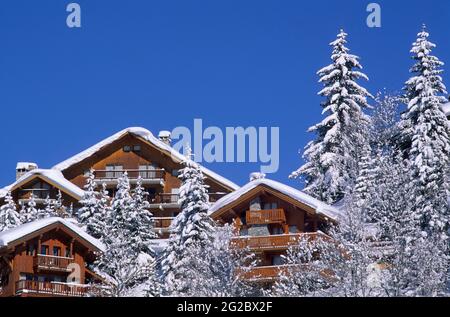 FRANCE, SAVOIE (73) VALLÉE DE TARENTAISE, DOMAINE SKIABLE DE TROIS VALLEES, MÉRIBEL, QUARTIER CHAUDANNE Banque D'Images