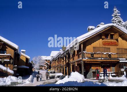 FRANCE, SAVOIE (73) VALLÉE DE LA TARENTAISE, DOMAINE SKIABLE DE TROIS VALLEES, MÉRIBEL, QUARTIER DU CENTRE Banque D'Images