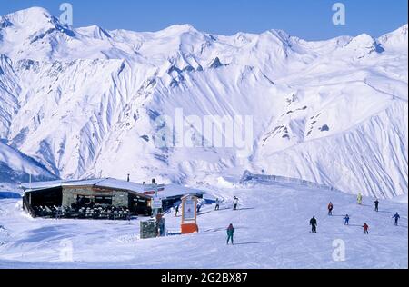 FRANCE, SAVOIE (73) VALLÉE DE TARENTAISE, DOMAINE SKIABLE DE TROIS VALLEES, MÉRIBEL ET SAINT-MARTIN-DE-BELLEVILLE, RESTAURANT LES CRÉTES MOUNTAIN Banque D'Images