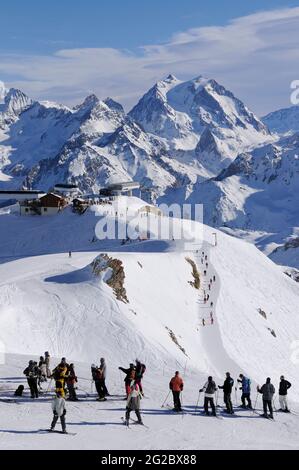 FRANCE, SAVOIE (73) VALLÉE DE LA TARENTAISE, DOMAINE SKIABLE DE TROIS VALLEES, MÉRIBEL ET COURCHEVEL, PISTES AU SOMMET DE LA SAULIRE ET VIZELLE, DANS LE BACKGROU Banque D'Images