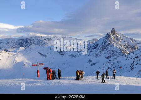 FRANCE, SAVOIE (73) VALLÉE DE LA TARENTAISE, DOMAINE SKIABLE DE TROIS VALLEES, MÉRIBEL, PISTES AU SOMMET DE LA SAULIRE, EN ARRIÈRE-PLAN LES MONTAGNES DE LA VANOISE Banque D'Images