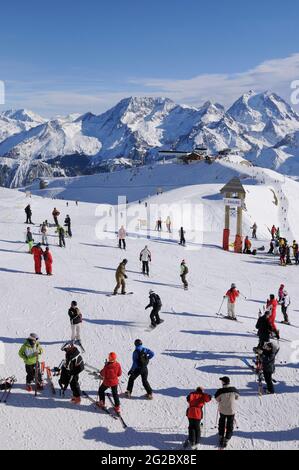 FRANCE, SAVOIE (73) VALLÉE DE LA TARENTAISE, DOMAINE SKIABLE DE TROIS VALLEES, MÉRIBEL ET COURCHEVEL, PISTES AU SOMMET DE LA SAULIRE ET VIZELLE, DANS LE BACKGROU Banque D'Images