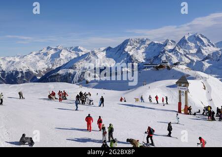 FRANCE, SAVOIE (73) VALLÉE DE LA TARENTAISE, DOMAINE SKIABLE DE TROIS VALLEES, MÉRIBEL ET COURCHEVEL, PISTES AU SOMMET DE LA SAULIRE ET VIZELLE, DANS LE BACKGROU Banque D'Images