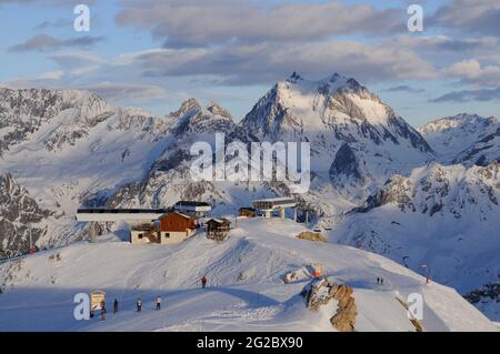 FRANCE, SAVOIE (73) VALLÉE DE LA TARENTAISE, DOMAINE SKIABLE DE TROIS VALLEES, MÉRIBEL ET COURCHEVEL, PISTES AU SOMMET DE LA SAULIRE ET VIZELLE, DANS LE BACKGROU Banque D'Images