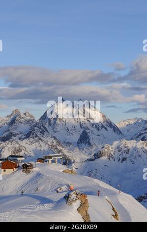 FRANCE, SAVOIE (73) VALLÉE DE LA TARENTAISE, DOMAINE SKIABLE DE TROIS VALLEES, MÉRIBEL ET COURCHEVEL, PISTES AU SOMMET DE LA SAULIRE ET VIZELLE, DANS LE BACKGROU Banque D'Images